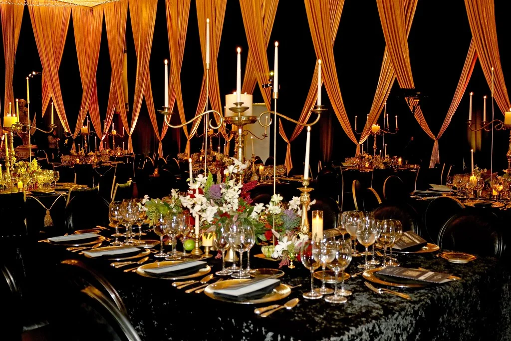 Mesas con velas para una gala corporativa, diseño de ASÍ