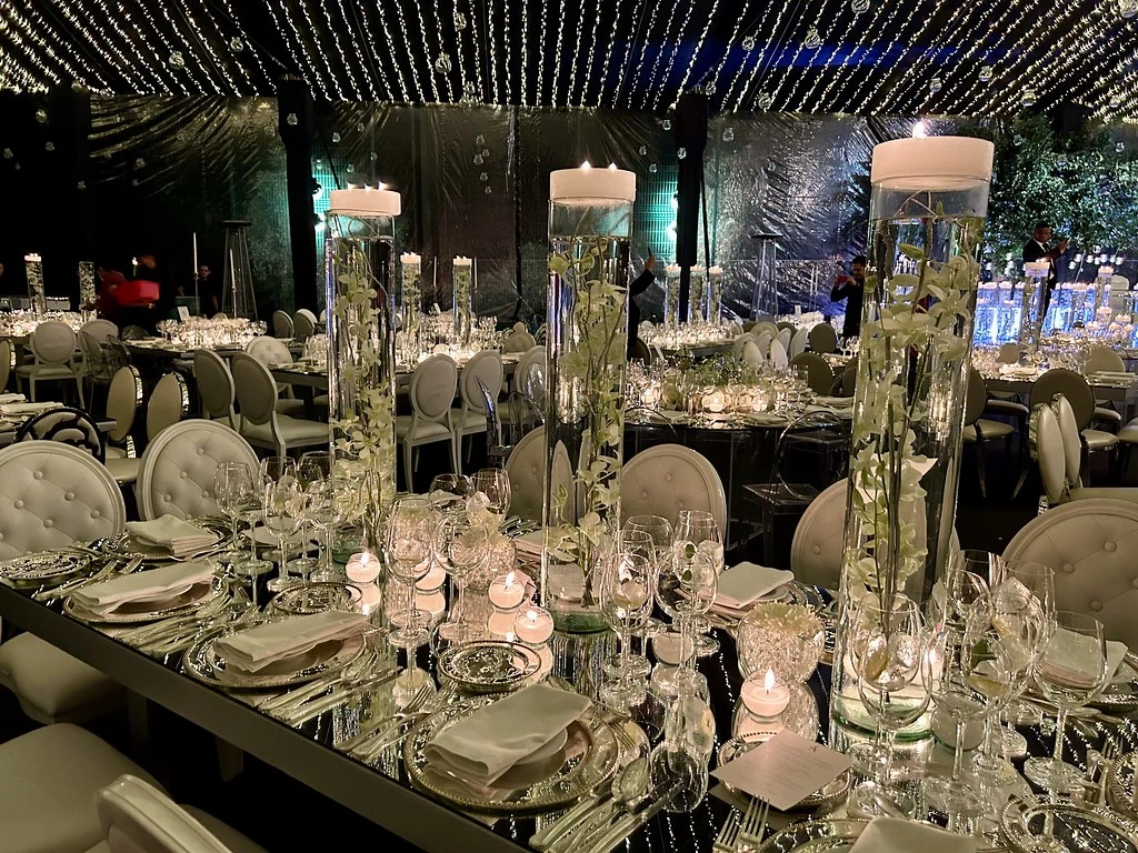Centros de mesa de boda con velas flotantes y cristalería, diseño de ASÍ
