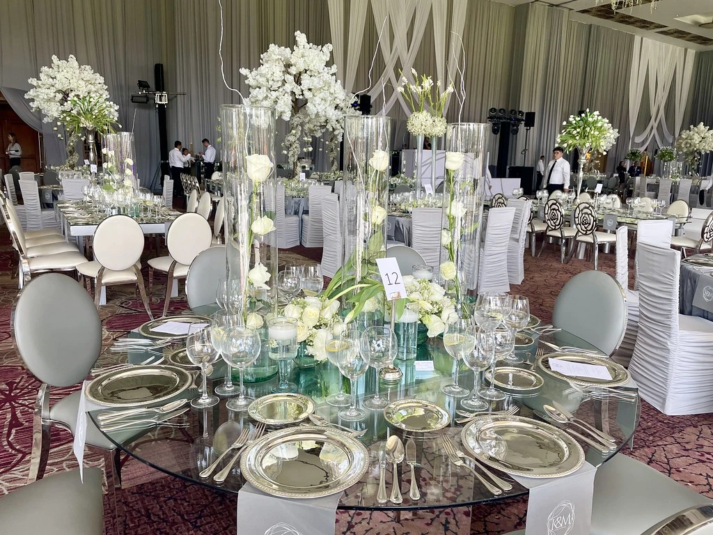 Mesas de boda con arreglos blancos y verdes