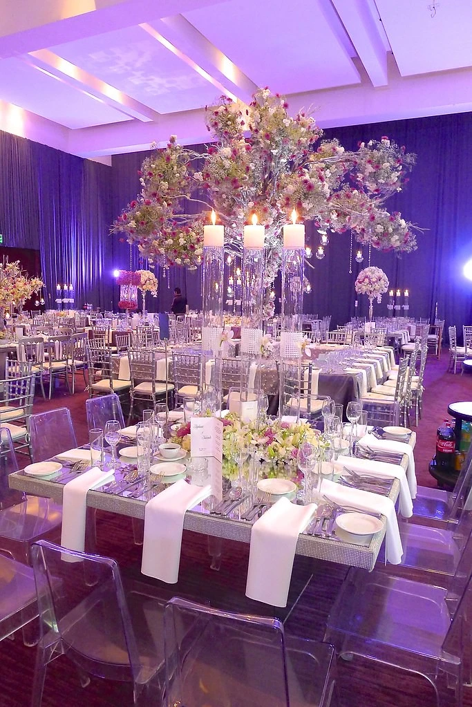 Boda con árboles floridos y mesas en tonos lavanda